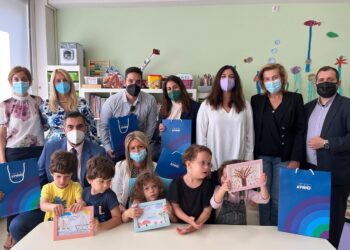 Στιγμιότυπο της παράδοσης των σχολικών στα παιδιά της ΕΛΕΠΑΠ στην Αθήνα από τους εκπροσώπους της KPMG στην Ελλάδα.
