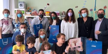 Στιγμιότυπο της παράδοσης των σχολικών στα παιδιά της ΕΛΕΠΑΠ στην Αθήνα από τους εκπροσώπους της KPMG στην Ελλάδα.