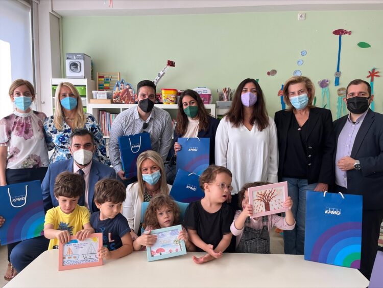 Στιγμιότυπο της παράδοσης των σχολικών στα παιδιά της ΕΛΕΠΑΠ στην Αθήνα από τους εκπροσώπους της KPMG στην Ελλάδα.