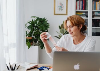 Έρευνα: Το 20% των Ελλήνων μειώνει και το 10% “κόβει” την ιδιωτική ασφάλιση λόγω ακρίβειας