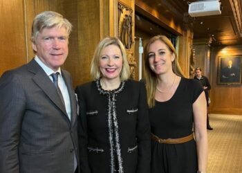 O A. Σαρρηγεωργίου και η Ε. Παπασπυροπούλου σε εκδήλωση των Lloyd’s στο Λονδίνο