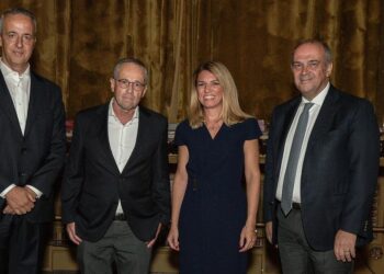 Από αριστερά: Νίκος Αντιμησάρης, CEO της ERGO, Βασίλης Κουτεντάκης, Chief Retail Banking της Τράπεζας Πειραιώς, Μαριλένα Φραγκή, Διευθύντρια Πωλήσεων Δικτύου Πωλήσεων Bancassurance της ERGO και Στάθης Τσαούσης, Διευθυντής Τομέα Πωλήσεων της ERGO