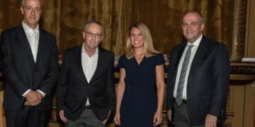 Από αριστερά: Νίκος Αντιμησάρης, CEO της ERGO, Βασίλης Κουτεντάκης, Chief Retail Banking της Τράπεζας Πειραιώς, Μαριλένα Φραγκή, Διευθύντρια Πωλήσεων Δικτύου Πωλήσεων Bancassurance της ERGO και Στάθης Τσαούσης, Διευθυντής Τομέα Πωλήσεων της ERGO