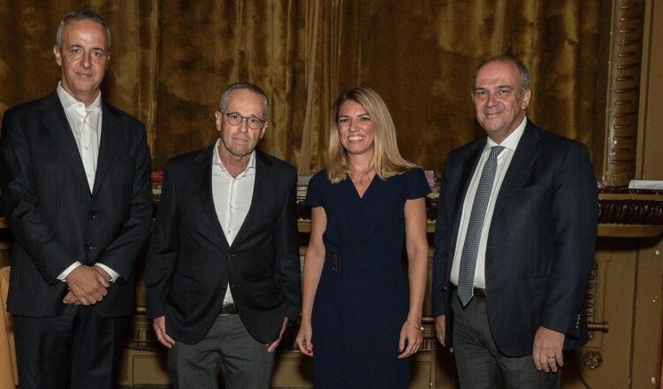 Από αριστερά: Νίκος Αντιμησάρης, CEO της ERGO, Βασίλης Κουτεντάκης, Chief Retail Banking της Τράπεζας Πειραιώς, Μαριλένα Φραγκή, Διευθύντρια Πωλήσεων Δικτύου Πωλήσεων Bancassurance της ERGO και Στάθης Τσαούσης, Διευθυντής Τομέα Πωλήσεων της ERGO