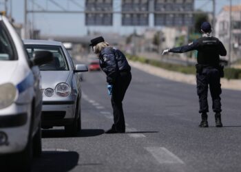 Αστυνομικός έλεγχος στην λεωφόρο Mαραθώνος, Αθήνα, Μεγάλη Παρασκευή, 17 Απριλίου 2020.