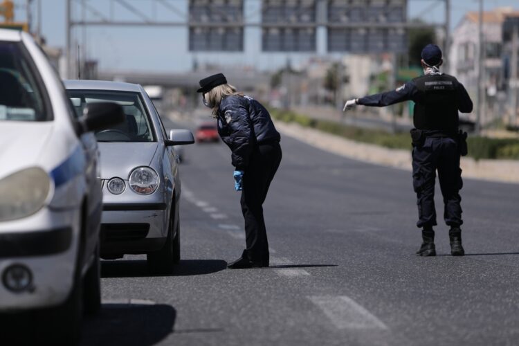 Αστυνομικός έλεγχος στην λεωφόρο Mαραθώνος, Αθήνα, Μεγάλη Παρασκευή, 17 Απριλίου 2020.