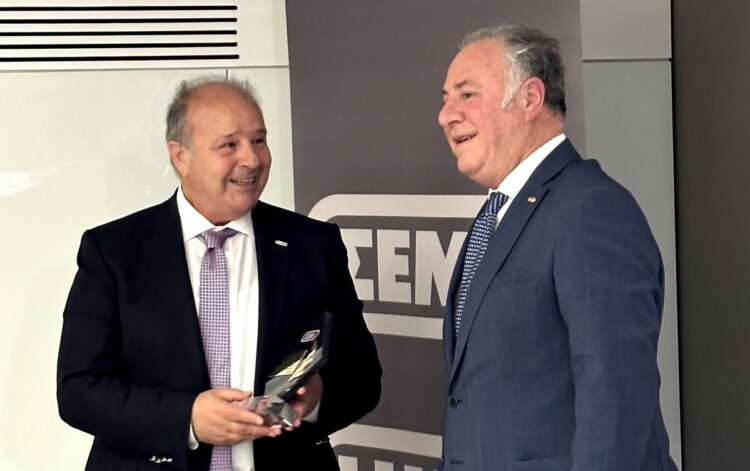 Επίτιμος Πρόεδρος του ΣΕΜΑ ο Γιώργος Καραβίας