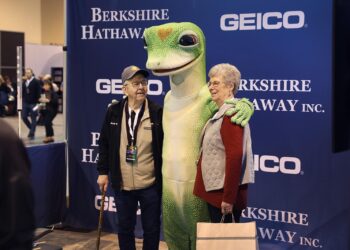 Shareholders pose for a picture with a Geico mascot at the Berkshire Hathaway annual shareholder's meeting on April 30, 2022, in Omaha, Nebraska. This is the first time the annual shareholders event has been held since 2019 due to the COVID-19 pandemic. (Scott Olson/Getty Images/TNS)