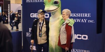 Shareholders pose for a picture with a Geico mascot at the Berkshire Hathaway annual shareholder's meeting on April 30, 2022, in Omaha, Nebraska. This is the first time the annual shareholders event has been held since 2019 due to the COVID-19 pandemic. (Scott Olson/Getty Images/TNS)