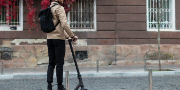 Οι Γάλλοι βάζουν τέλος στα ηλεκτρικά πατίνια στο Παρίσι