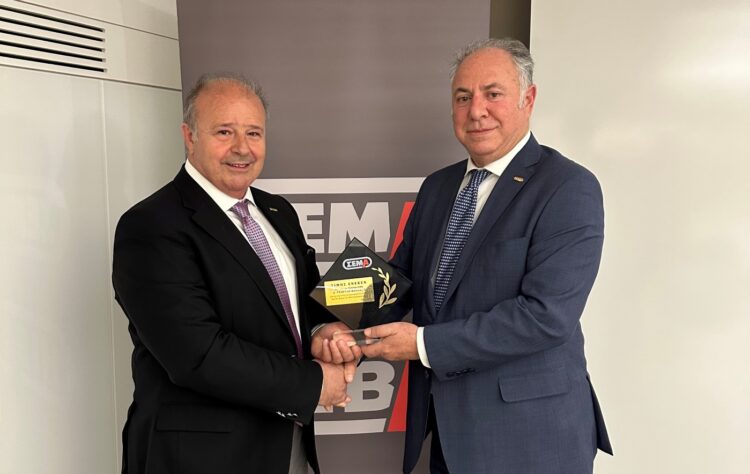 Επίτιμος Πρόεδρος του ΣΕΜΑ ανακηρύχθηκε ο Γιώργος Καραβίας