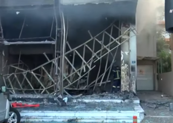 Ασφαλισμένο το κατάστημα επίπλων στον Άλιμο που πήρε φωτιά