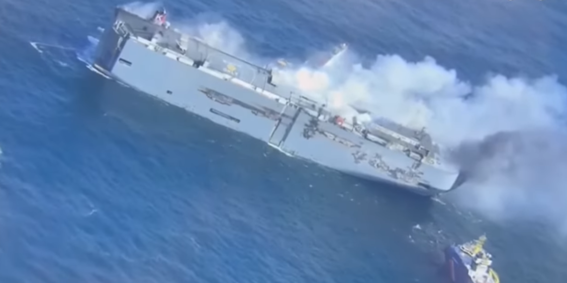 Φλέγεται φορτηγό πλοίο με 3.800 οχήματα στα ανοικτά των ακτών της Ολλανδίας