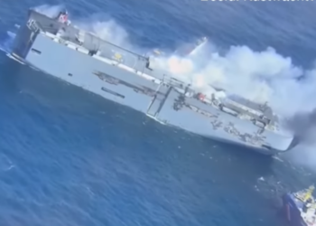 Φλέγεται φορτηγό πλοίο με 3.800 οχήματα στα ανοικτά των ακτών της Ολλανδίας