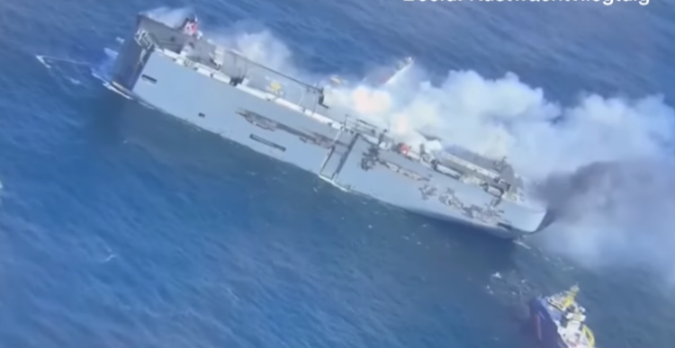 Φλέγεται φορτηγό πλοίο με 3.800 οχήματα στα ανοικτά των ακτών της Ολλανδίας