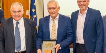 Τιμητική πλακέτα από ΕΕΑ στον απερχόμενο της ΕΣΑΠΕ Ι. Τοζακίδη