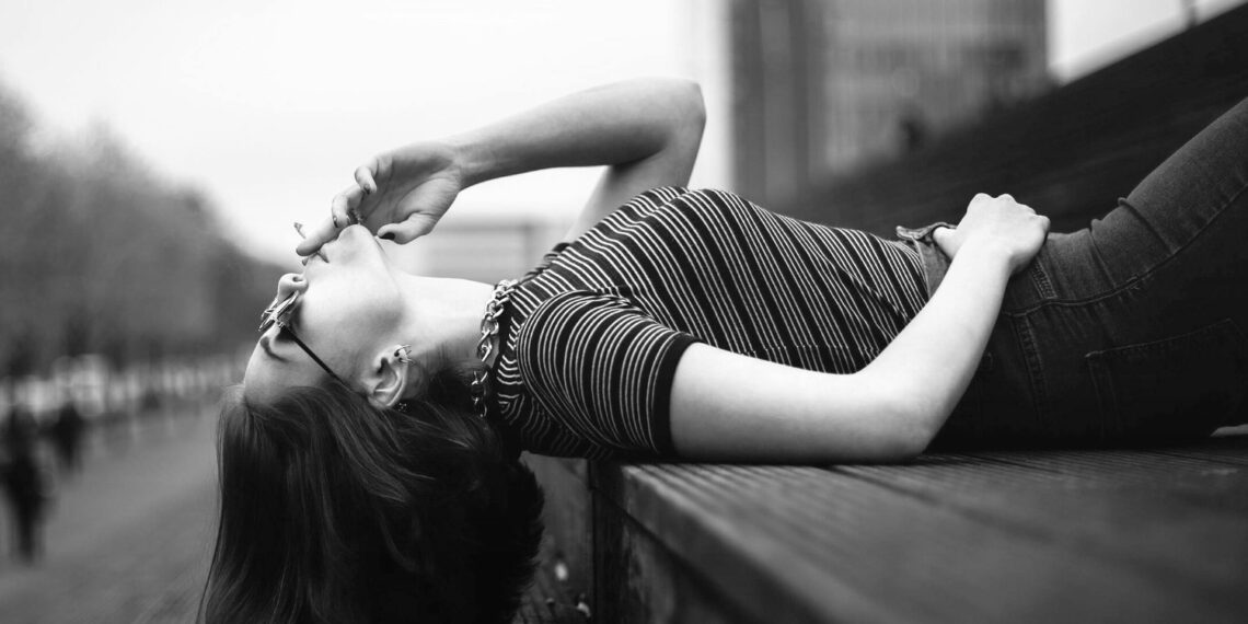 Οι Ευρωπαίες επιμένουν να καπνίζουν όταν διεθνώς μειώνονται οι καπνιστές