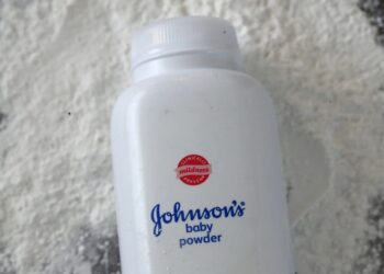 Σε διακανονισμό 700 εκ. η J&J και 42 πολιτείες για το ταλκ