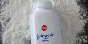 Σε διακανονισμό 700 εκ. η J&J και 42 πολιτείες για το ταλκ