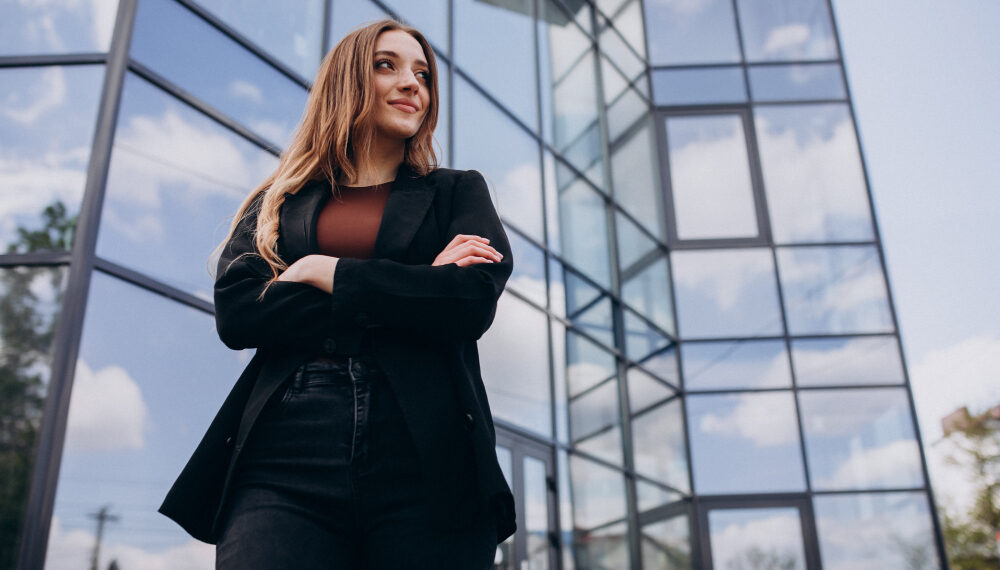 Έρευνα: Το 56% των γυναικών σε ηγετικές ξεπερνούν τις 50 ώρες εργασίας