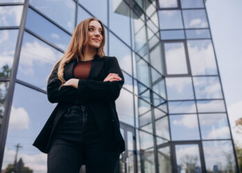 Έρευνα: Το 56% των γυναικών σε ηγετικές ξεπερνούν τις 50 ώρες εργασίας