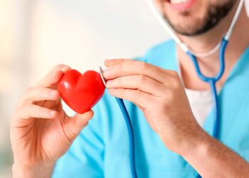 Πώς συνδέεται η COVID-19 με τις καρδιακές επιπλοκές