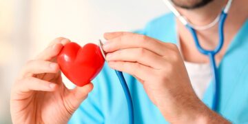 Πώς συνδέεται η COVID-19 με τις καρδιακές επιπλοκές