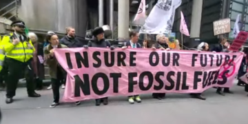 Γιατί οι ακτιβιστές για το κλίμα “στοχεύουν” τις ασφαλιστικές