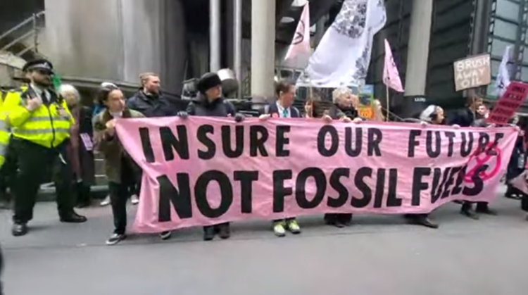 Γιατί οι ακτιβιστές για το κλίμα “στοχεύουν” τις ασφαλιστικές