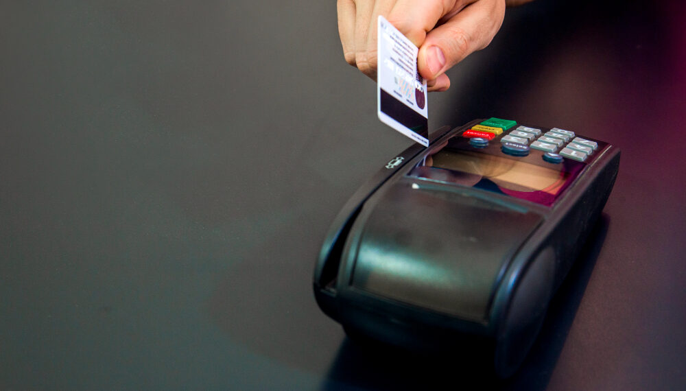 Γ. Χατζηθεοδοσίου: Μόνο όσοι εισπράττουν ασφάλιστρα είναι υποχρεωμένοι να έχουν POS