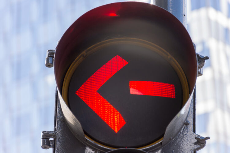 Κάθειρξη έως 10 ετών για τους οδηγούς που περνούν με κόκκινο και υπερβαίνουν τα όρια ταχύτητας