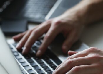 Επτά χρόνια φυλάκιση σε ασφαλιστή για απάτες 1 εκατ. δολ.