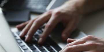 Επτά χρόνια φυλάκιση σε ασφαλιστή για απάτες 1 εκατ. δολ.