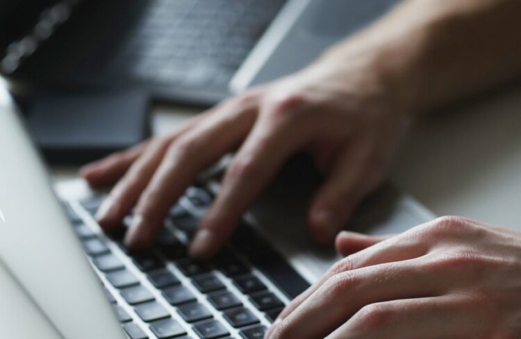 Επτά χρόνια φυλάκιση σε ασφαλιστή για απάτες 1 εκατ. δολ.