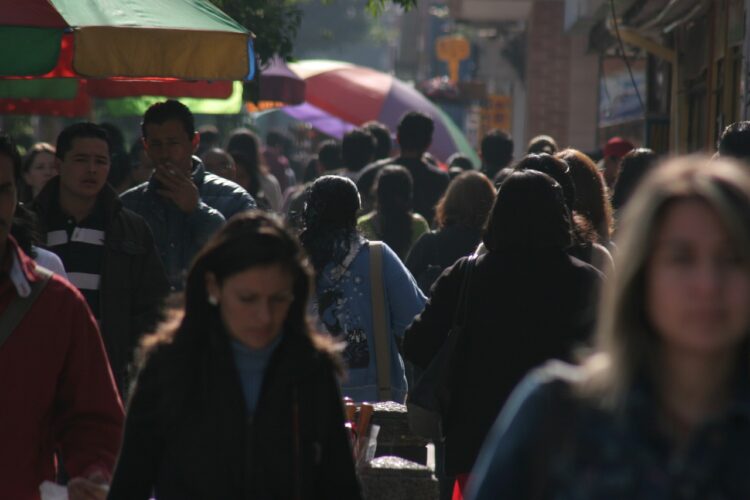 Μέσα από ποιες οικονομικές πολιτικές γίνεται η αναδιανομή πλούτου