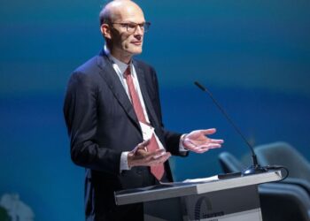 Ο Frédéric de Courtois της AXA πρόεδρος της Insurance Europe