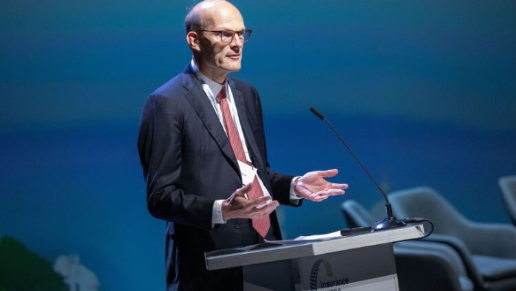 Ο Frédéric de Courtois της AXA πρόεδρος της Insurance Europe