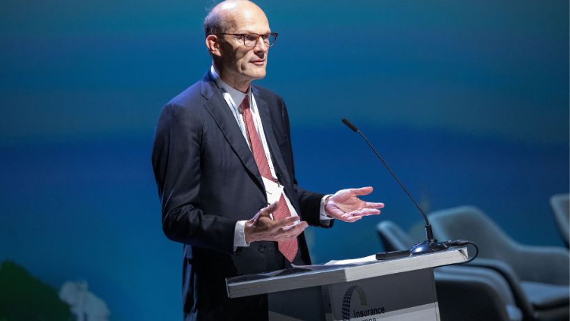 Ο Frédéric de Courtois της AXA πρόεδρος της Insurance Europe