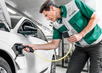 DEKRA: Προ-ασφαλιστικός έλεγχος Ηλεκτρικών και Plug-In Hybrid οχημάτων