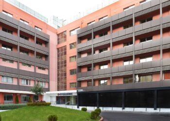 Ευρωκλινική Αθηνών: Πρωτοπορεί στη Ρομποτική Χειρουργική του καρκίνου του παχέος εντέρου με AI