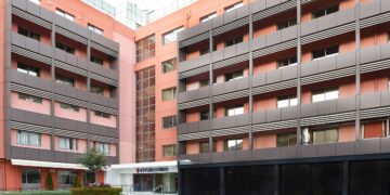 Ευρωκλινική Αθηνών: Πρωτοπορεί στη Ρομποτική Χειρουργική του καρκίνου του παχέος εντέρου με AI