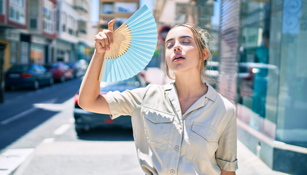 Καύσωνας: Υποφέρουν περισσότερο οι γυναίκες;