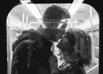 Βία αντί για έρωτα βιώνει 1 στα 4  κορίτσια στις εφηβικές  τους σχέσεις, διεθνώς