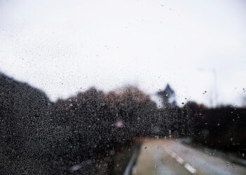 Ισχυρές καταιγίδες και τοπικές χαλαζοπτώσεις – Κλειστή η Παλαιά Εθνική Οδός Πατρών-Κορίνθου