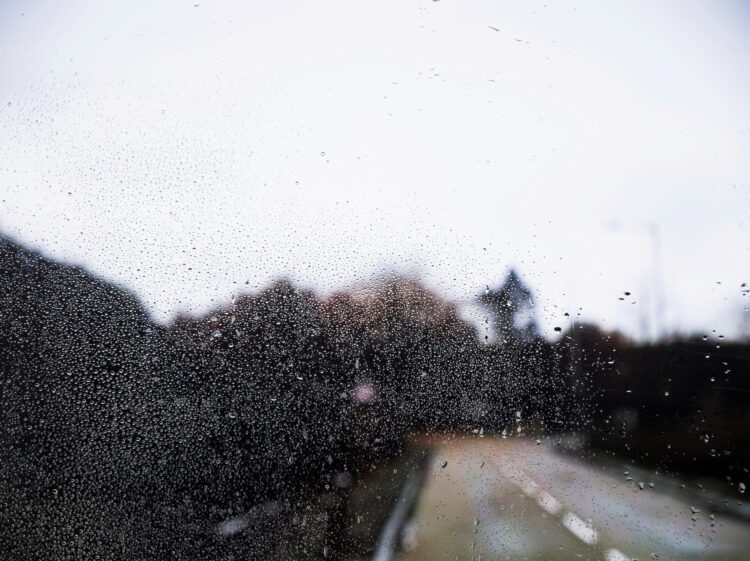 Ισχυρές καταιγίδες και τοπικές χαλαζοπτώσεις – Κλειστή η Παλαιά Εθνική Οδός Πατρών-Κορίνθου