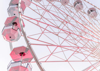 Πώς γίνεται να λειτουργούν λούνα-παρκ που αποτελούν παγίδες θανάτου σε δομημένες κοινωνίες;