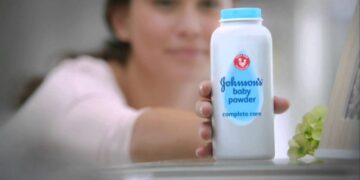 Johnson & Johnson: Σε συζητήσεις με τους ενάγοντες για διακανονισμό 6,48 δις δολ. για το ταλκ