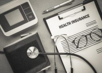 Απαλλαγή από το φόρο ασφαλίστρων υγείας: Τι ισχύει σε ομαδικά και οικογενειακά συμβόλαια