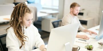 Πώς ορίζεται ο αποδοτικός εργαζόμενος στη Διοίκηση Επιχειρήσεων;