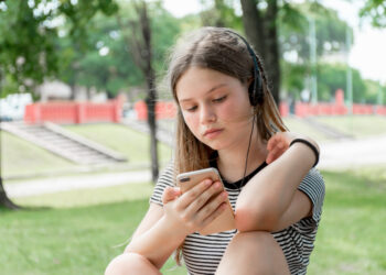 Τρεισήμισι μήνες τον χρόνο περνούν οι έφηβοι μπροστά στην οθόνη του κινητού και στα social media